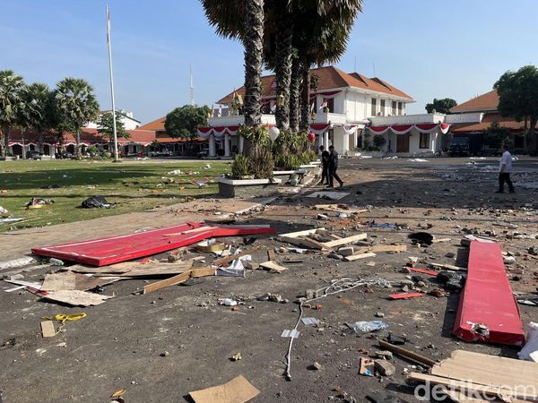 Potret Pos Polisi dan Fasum yang Rusak Pascademo