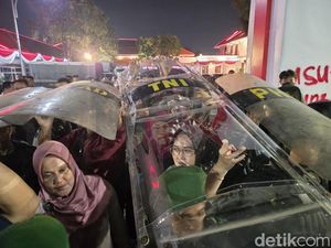 Gubernur Khofifah Dievakuasi dari Massa yang Memanas di Depan Grahadi