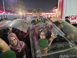 Gubernur Khofifah Dievakuasi dari Massa yang Memanas di Depan Grahadi