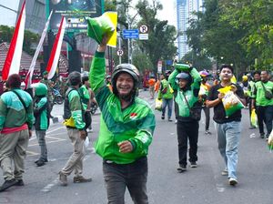 Kodam I/BB Bagikan 500 Sak Beras ke Ojol saat Demo di Medan