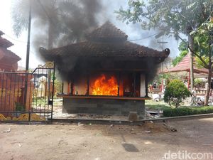 Video: Unjuk Rasa Pecah di Cirebon, Massa Bakar-Jarah Gedung DPRD Video: Unjuk Rasa Pecah di Cirebon, Massa Bakar-Jarah Gedung DPRD