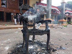 Reaksi Setwan Saat Gedung DPRD Cirebon Dirusak dan Dijarah Perusuh