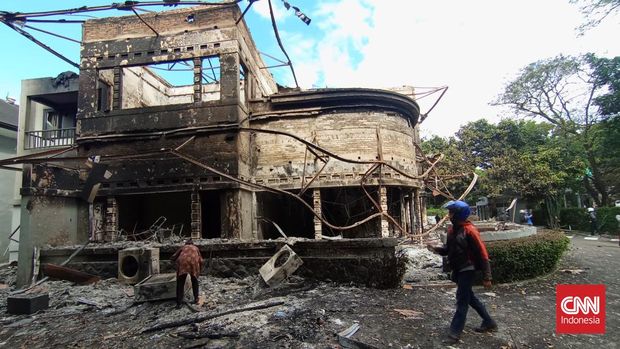 Aksi unjuk rasa di Kota Bandung nan terjadi dari Jumat (29/8) siang sampai dengan Sabtu (30/8) awal hari tadi, menyebabkan kerusakan pada beberapa gedung dan jalanan. Batu-batu sisa tindakan pelemparan pun memenuhi jalanan nan menjadi titik tindakan unjuk rasa.