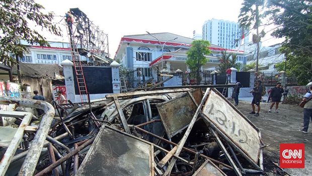 Aksi unjuk rasa di Kota Bandung nan terjadi dari Jumat (29/8) siang sampai dengan Sabtu (30/8) awal hari tadi, menyebabkan kerusakan pada beberapa gedung dan jalanan. Batu-batu sisa tindakan pelemparan pun memenuhi jalanan nan menjadi titik tindakan unjuk rasa.