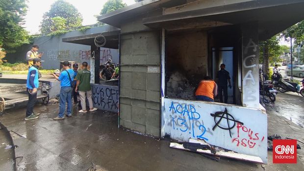 Aksi unjuk rasa di Kota Bandung nan terjadi dari Jumat (29/8) siang sampai dengan Sabtu (30/8) awal hari tadi, menyebabkan kerusakan pada beberapa gedung dan jalanan. Batu-batu sisa tindakan pelemparan pun memenuhi jalanan nan menjadi titik tindakan unjuk rasa.