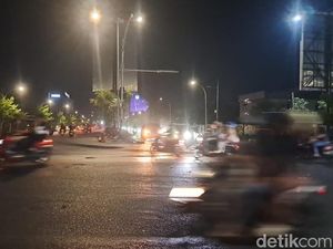 Massa Demo di Pertigaan Pettarani-Alauddin Makassar Membubarkan Diri Massa Demo di Pertigaan Pettarani-Alauddin Makassar Membubarkan Diri