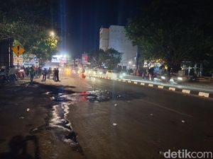 Demo Mahasiswa di Depan Unismuh Makassar Bubar, Lalin Kembali Normal Demo Mahasiswa di Depan Unismuh Makassar Bubar, Lalin Kembali Normal