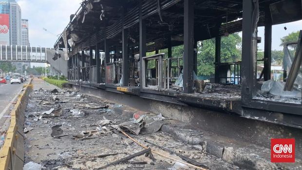 Kondisi terkini Halte Polda Metro Jaya yang dibakar massa dan Gerbang Polda Metro Jaya di Jalan Jenderal Sudirman usai demonstrasi Jumat (29/8). Ada PPSU dan sejumlah anggota TNI yang membersihkan batu dan sampah di jalanan. Masih ada asap sisa-sisa kebakaran di Halte Polda Metro Jaya. Udara di sekitar Gerbang Polda juga masih perih asap sisa kebakaran dan gas air mata. Namun, masyarakat tampak antusias untuk mengabadikan momen2 sisa demonstrasi