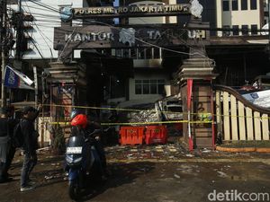 Kapolres Bantah Ada Penembakan saat Ricuh di Depan Mapolres Jaktim Kapolres Bantah Ada Penembakan saat Ricuh di Depan Mapolres Jaktim