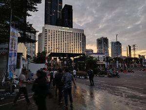 Situasi Polda Metro Jaya Pagi Ini, Masih Ada Petasan-Lemparan Batu