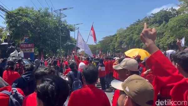 Mahasiswa Geruduk Polda Jatim