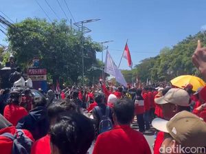 Mahasiswa Geruduk Polda Jatim Mahasiswa Geruduk Polda Jatim