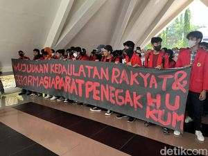 Mahasiswa Unhas Persiapan Demo di Flyover Makassar, Tuntut Reformasi Hukum Mahasiswa Unhas Persiapan Demo di Flyover Makassar, Tuntut Reformasi Hukum