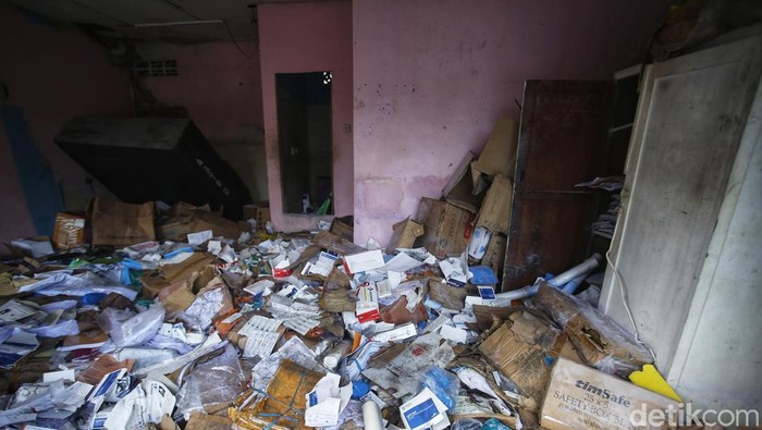 Markas Gegana di Jalan Kramat Raya hancur diamuk massa. Dua bus hangus masih terparkir di depan, sementara warga berkerumun menyaksikan kondisi bangunan, Sabtu (30/8/2025).