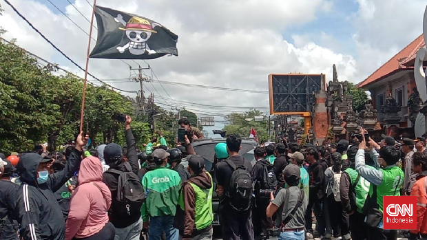 Sejumlah massa aksi gabungan dari ojek online (Ojol) dan para mahasiswa mendatangi Mapolda Bali, yang berlokasi di Jalan Wr. Supratman, Denpasar, Bali, pada Sabtu (30/9) siang.