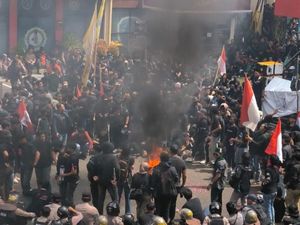 Massa Demo di Polres Jember Bakar Ban dan Gelar Teatrikal Massa Demo di Polres Jember Bakar Ban dan Gelar Teatrikal