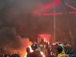 Dari Mana Datangnya Massa yang Bikin Rusuh Grahadi Malam Ini?