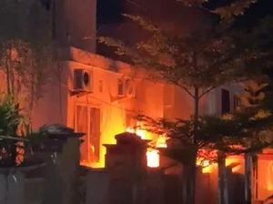 Demo di Kantor DPRD Majene Ricuh, Massa Lempar Batu-Bom Molotov Demo di Kantor DPRD Majene Ricuh, Massa Lempar Batu-Bom Molotov