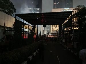 Polisi Dorong Mundur Massa Menjauh dari Polda Metro, Ada yang Diamankan Polisi Dorong Mundur Massa Menjauh dari Polda Metro, Ada yang Diamankan