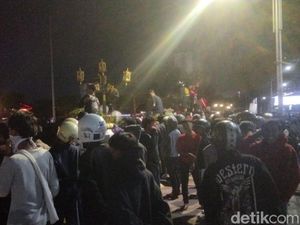 Massa Hitam-hitam kembali Datangi Grahadi! Lempar Batu-Bikin Rusuh Massa Hitam-hitam kembali Datangi Grahadi! Lempar Batu-Bikin Rusuh