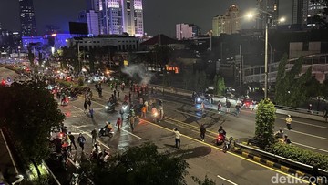 Massa Kembali ke Jalan Gatot Subroto, Lempar Batu ke Polda Metro Jaya