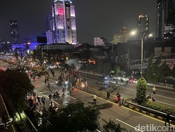 Massa di Jalan Gatot Subroto Kembali Ramai, Lempar Batu ke Polda Metro