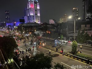 Massa di Jalan Gatot Subroto Kembali Ramai, Lempar Batu ke Polda Metro Massa di Jalan Gatot Subroto Kembali Ramai, Lempar Batu ke Polda Metro