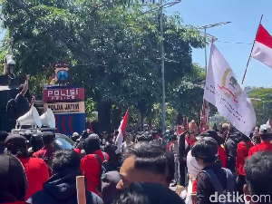 Pakar Dorong Dialog Persuasif Atasi Demo Memanas di Surabaya Pakar Dorong Dialog Persuasif Atasi Demo Memanas di Surabaya