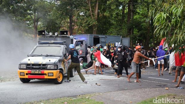 Massa merusak dan menjarah mobil polisi di depan Mapolresta Denpasar yang berdekatan dengan Gedung DPRD Bali, Sabtu (30/8/2025).