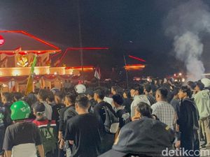 Massa Hitam-hitam Masih Bertahan di Depan Grahadi, Warga Menonton