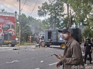 Unjuk Rasa di DPRD Bali Memanas, Mobil Polisi Dirusak dan Coba Dibakar Massa Unjuk Rasa di DPRD Bali Memanas, Mobil Polisi Dirusak dan Coba Dibakar Massa