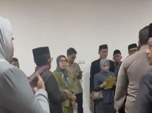 Anggota Dewan-Pegawai Terjebak Saat Gedung DPRD Makassar Dibakar Massa