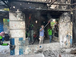Ojol & Warga Kompak Bersihkan Pos Polisi yang Dibakar Massa di Surabaya