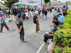 Sejumlah Demonstran di DPRD NTB Diamankan Polisi