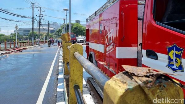 Pemkot Surabaya Bersih-Bersih Jalanan Setelah Demo 29 Agustus 2025