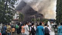 Gedung DPRD NTB Membara Diamuk Massa