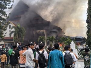 Gedung DPRD NTB Dibakar Massa, Barang-barang juga Dijarah Gedung DPRD NTB Dibakar Massa, Barang-barang juga Dijarah