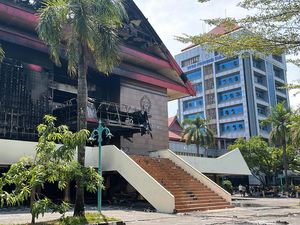 Gedung DPRD Sulsel di Makassar Disterilkan Usai Dibakar Massa, Dikawal TNI Gedung DPRD Sulsel di Makassar Disterilkan Usai Dibakar Massa, Dikawal TNI