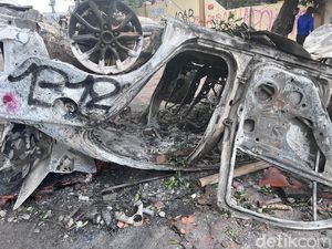 Penampakan 2 Mobil Polisi Hangus Terbakar Imbas Demo Ricuh di Polda DIY