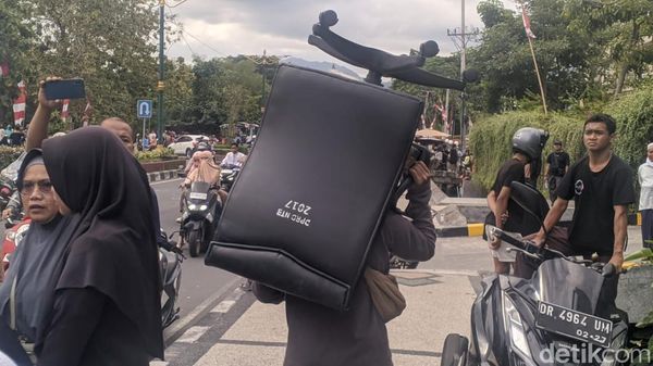 Gedung DPRD NTB yang Dibakar Dijarah, Kursi hingga Printer Dipikul