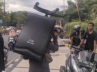Gedung DPRD NTB yang Dibakar Dijarah, Kursi hingga Printer Dipikul