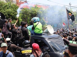 Video: Detik-detik Driver Ojol Kena Lemparan Batu Saat Demo di Bali