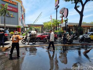 Pasca Demonstrasi, Jalanan Surabaya Mulai Dibersihkan