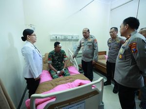 Kapolda Jatim Jenguk Petugas yang Luka Saat Amankan Demo di Grahadi Kapolda Jatim Jenguk Petugas yang Luka Saat Amankan Demo di Grahadi