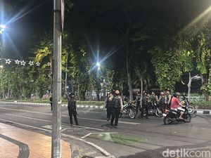 Lalin Jalan Darmo Masih Lumpuh Imbas Pergerakan Massa Aksi Lalin Jalan Darmo Masih Lumpuh Imbas Pergerakan Massa Aksi