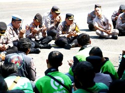 Doa Ratusan Ojol untuk Affan Menggema di Polres Mojokerto Kota