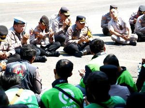 Doa Ratusan Ojol untuk Affan Menggema di Polres Mojokerto Kota Doa Ratusan Ojol untuk Affan Menggema di Polres Mojokerto Kota