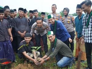 Kompak! Polisi, Mahasiswa dan Santri Tanam Pohon Bareng di Rohul Kompak! Polisi, Mahasiswa dan Santri Tanam Pohon Bareng di Rohul