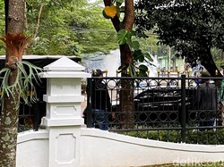 Rusuh di DPRD Jabar, Polisi Tembakkan Gas Air Mata ke Perusuh