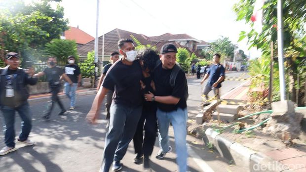 Polisi menangkap pendemo di Jalan Suli, Denpasar, Sabtu (30/8/2025).